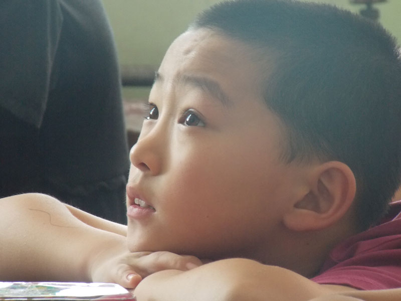 7月17日,清脆的鈴聲響起,晉中學院“青春鴻晉”志愿服務隊開始了他們在山西省晉中市榆次區張慶村張慶小學的第一堂課。團隊以“守望天空”為主題,在張慶小學開展一個月的愛心支教服務活動。圖為張慶小學的學生被隊員們的生動講解深深吸引。