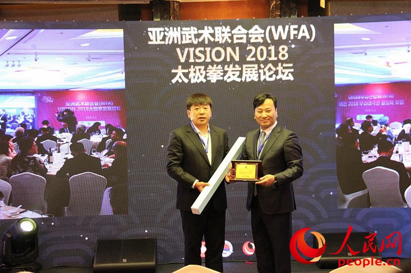 樸昶范會長向昌世旅游集團會長金星天授予了感謝牌。