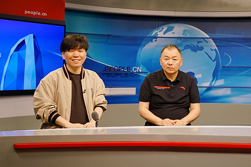 電影頻道節(jié)目中心副總編輯王平久（右）、音樂制作人常石磊（左）做客人民網(wǎng)。人民網(wǎng)記者 皇甫萬里 攝