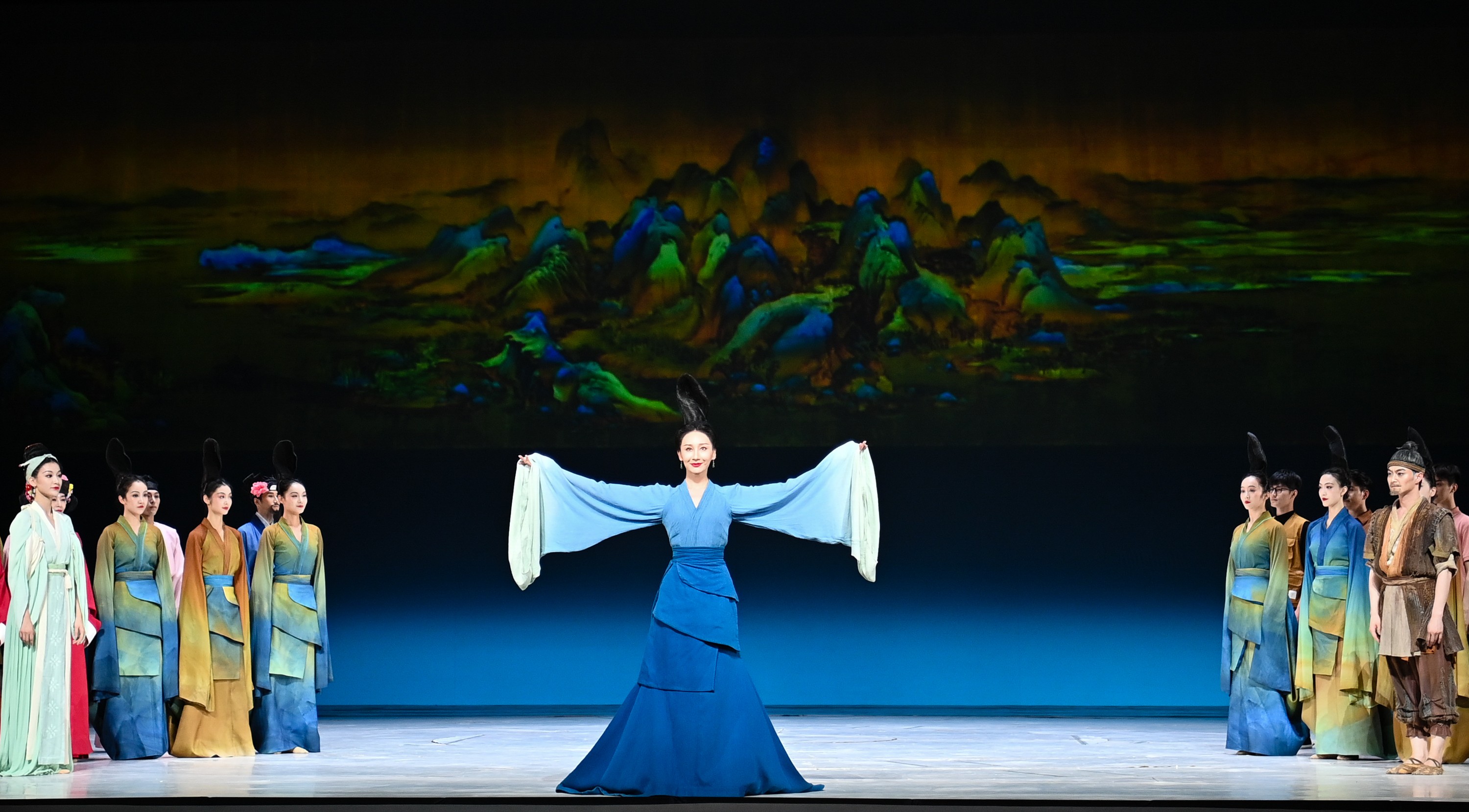 2023年7月20日，中國(guó)東方演藝集團(tuán)演員在烏魯木齊文化中心大劇院表演舞蹈詩劇《只此青綠》。新華社記者 李響 攝