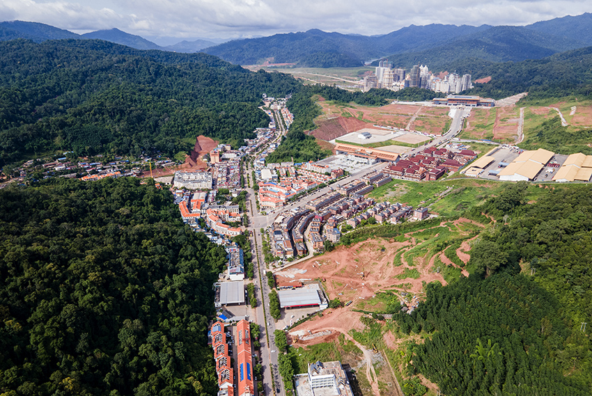 磨憨口岸俯瞰，右前方高層白色建筑群為老撾境內。人民網記者 符皓攝