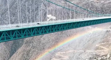 花江峽谷大橋水幕彩虹夢幻同框