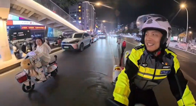 騎警深夜巡邏，一路“碎碎念”式勸導